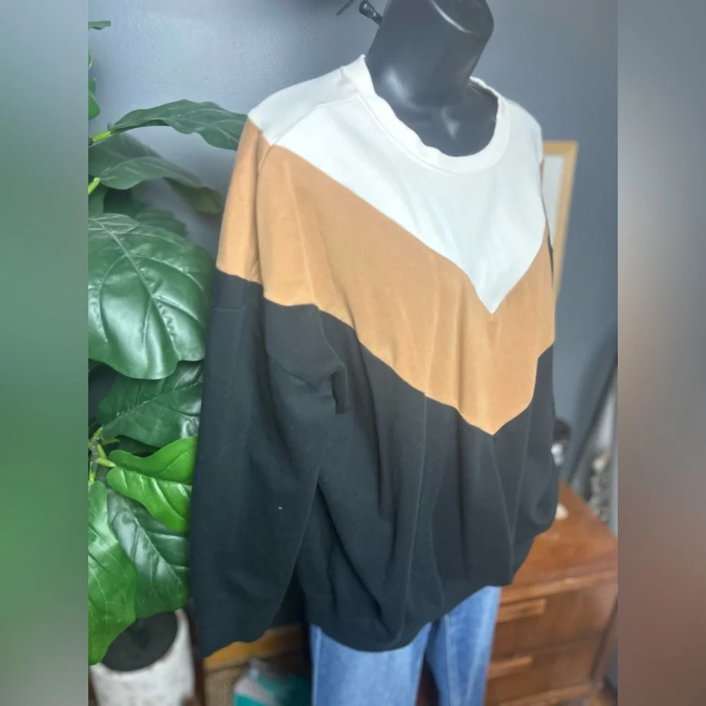 Torrid Relaxed Fit Super Soft Fleece Chevron Colorblock Sweatshirt Size 0 - Picture 5 of 6